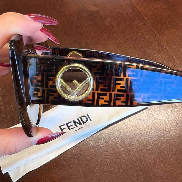 Fendi FF Logo Cat-Eye Sunglasses - Picture 7 of 11
